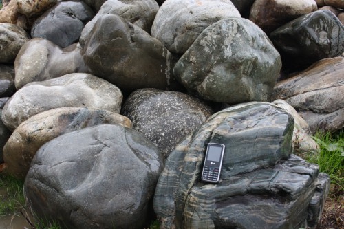  Речной валун Кабанчик фр.300-500 мм.  купить в Воронеже крупный природный камень галька серый, темно-серый речной валун галечник масштабный 7000 руб/т   фото 