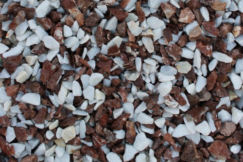  Мраморная крошка (щебень крошка микс : белый-черный-розовый) фр. 20-40 мм.  купить  в Воронеже мрамор белый, черный, розовый декоративная ландшафтная крошка 9500 руб/т   фото 