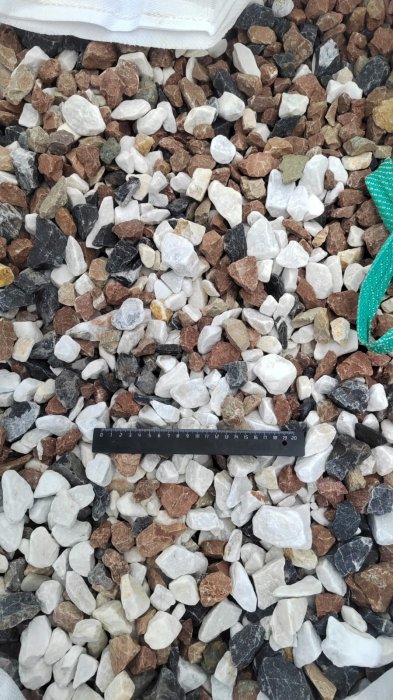 Микс разноцветной гальки (щебень галтованный микс:белый-зеленый-розовый) фр.20-40 мм.  купить  в Воронеже мрамор белый, зеленый, розовый мрамор декоративный (галтовка) 14500 руб/т   фото 