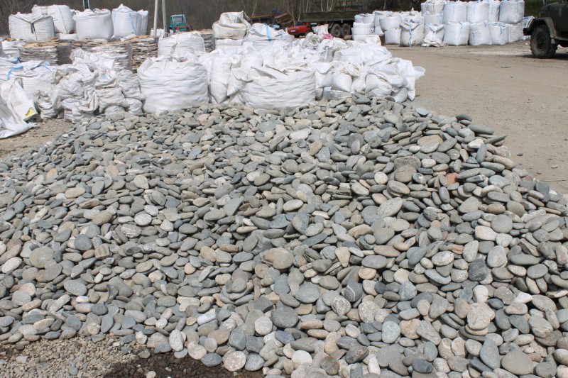 Kamenclub.ru: Галька речная плоская (серо-белая) фр. 70-120 мм. купить   в  Воронежегалька галечник речной серый, белый окатанная плоская  природная галька 7000 руб/т   фото КАМЕНЬ КЛУБ