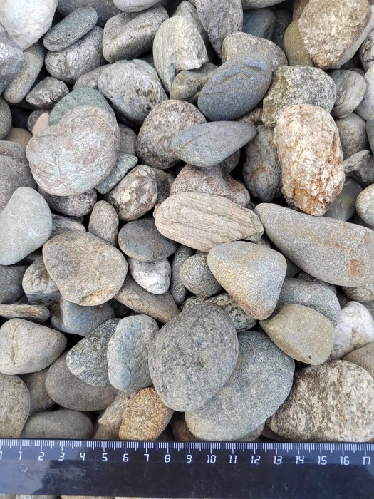 Галька речная окат (пестрая) фр. 20-40 мм. купить   в Воронеже галька речная пестрая, серая, серые оттенки галька речная окатанная округлая 4000 руб/т   фото 