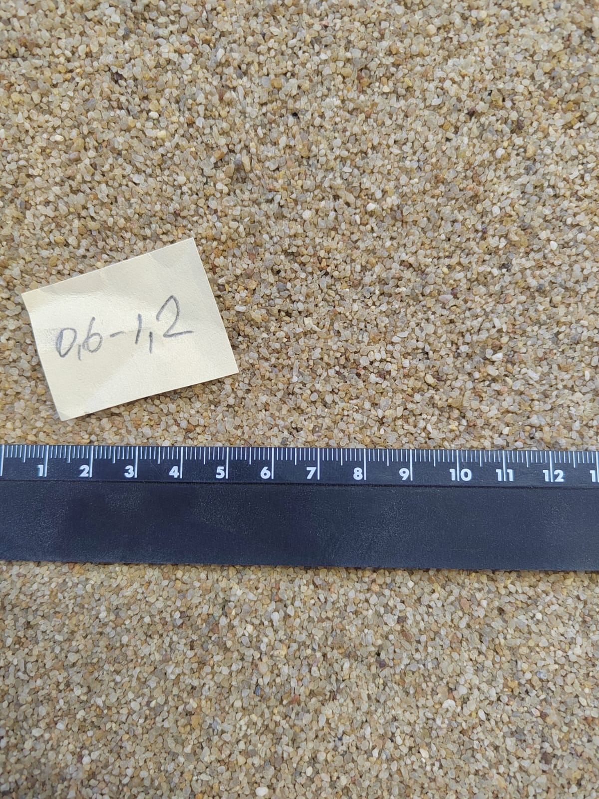 Кварцевый песок для площадок фр. 0,6-1,2 мм.  купить в Воронеже фото 