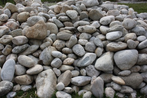  Бело-серый валунчик фр.100-300 мм.  купить в Воронеже крупный камень для ландшафта серый, белый бело-серый валун крупная галька 4500 руб/т   фото 