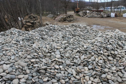 Kamenclub.ru: Галька речная плоская (ассорти) фр. 100-200-300 мм купить   в  Воронежегалька галечник природный серый, белый темно-серый синий рыжий светло-серый природная галька плоская крупная 5500 руб/т   фото КАМЕНЬ КЛУБ