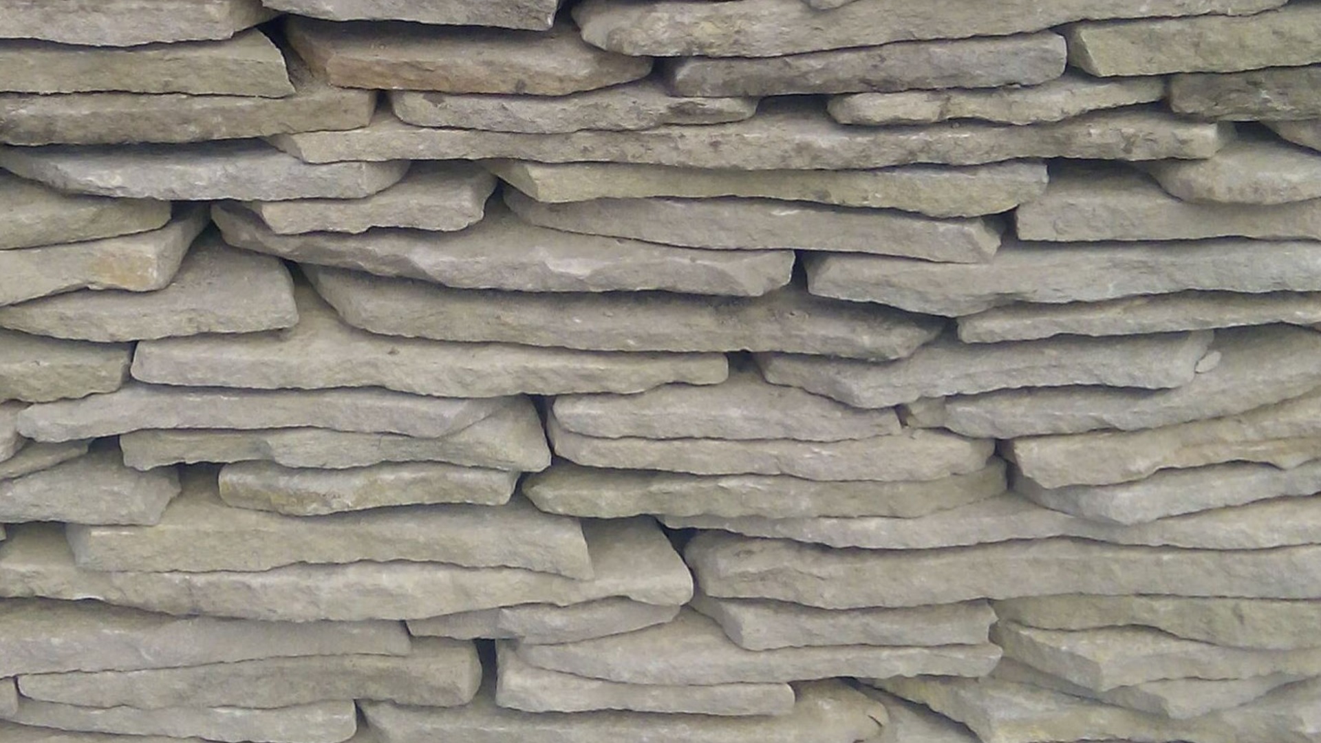 Песчаник пластушка светло-серый (2,0 см)  купить  в Воронеже плитняк- ластушка светло-серый, серый рваный ландшафтный плитняк колотый 7 500 руб/м3   фото 