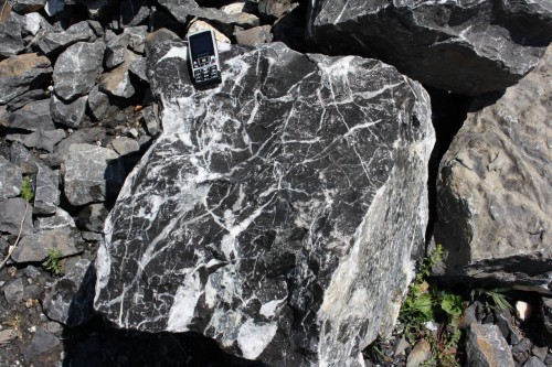  Черный мрамор скальник фр. 1000-1500 мм.  купить в Воронеже мрамор черный белый серый крупный колотый валун ландшафтный 9000 руб/т   фото 