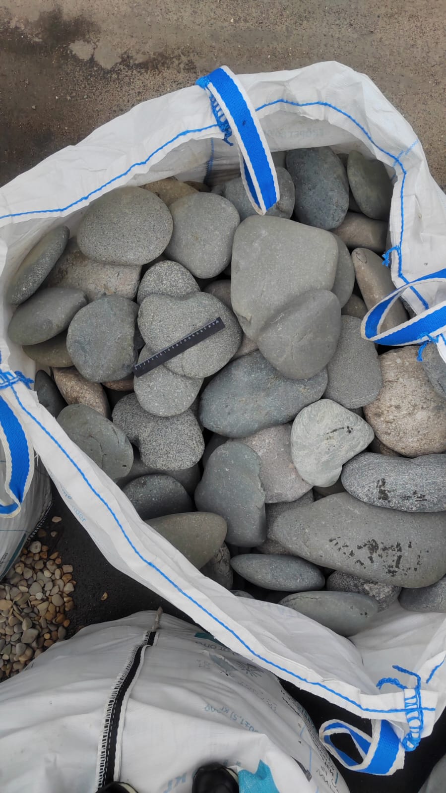 Kamenclub.ru: Галька речная плоская (темно-серая) фр. 70-150 мм. купить   в  Воронежегалечник природный темно-серый серый синий речная плоская природная окатанная  7000 руб/т   фото КАМЕНЬ КЛУБ