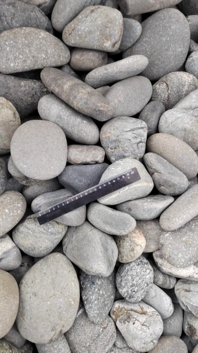  Галька речная окат (темно-серая) фр. 70-150 мм. купить   в Воронеже галька речная темно-серая, синяя, серая речная галька округлая  5000 руб/т   фото 