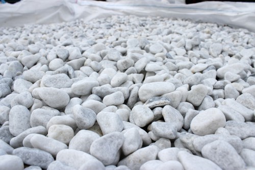  Белая мраморная галька (щебень галтованный белый) фр.10-20 мм.  купить  в Воронеже мрамор белый, молочный, айвори окатанный округлый декоративный ландшафтный щебень 14500 руб/т   фото 