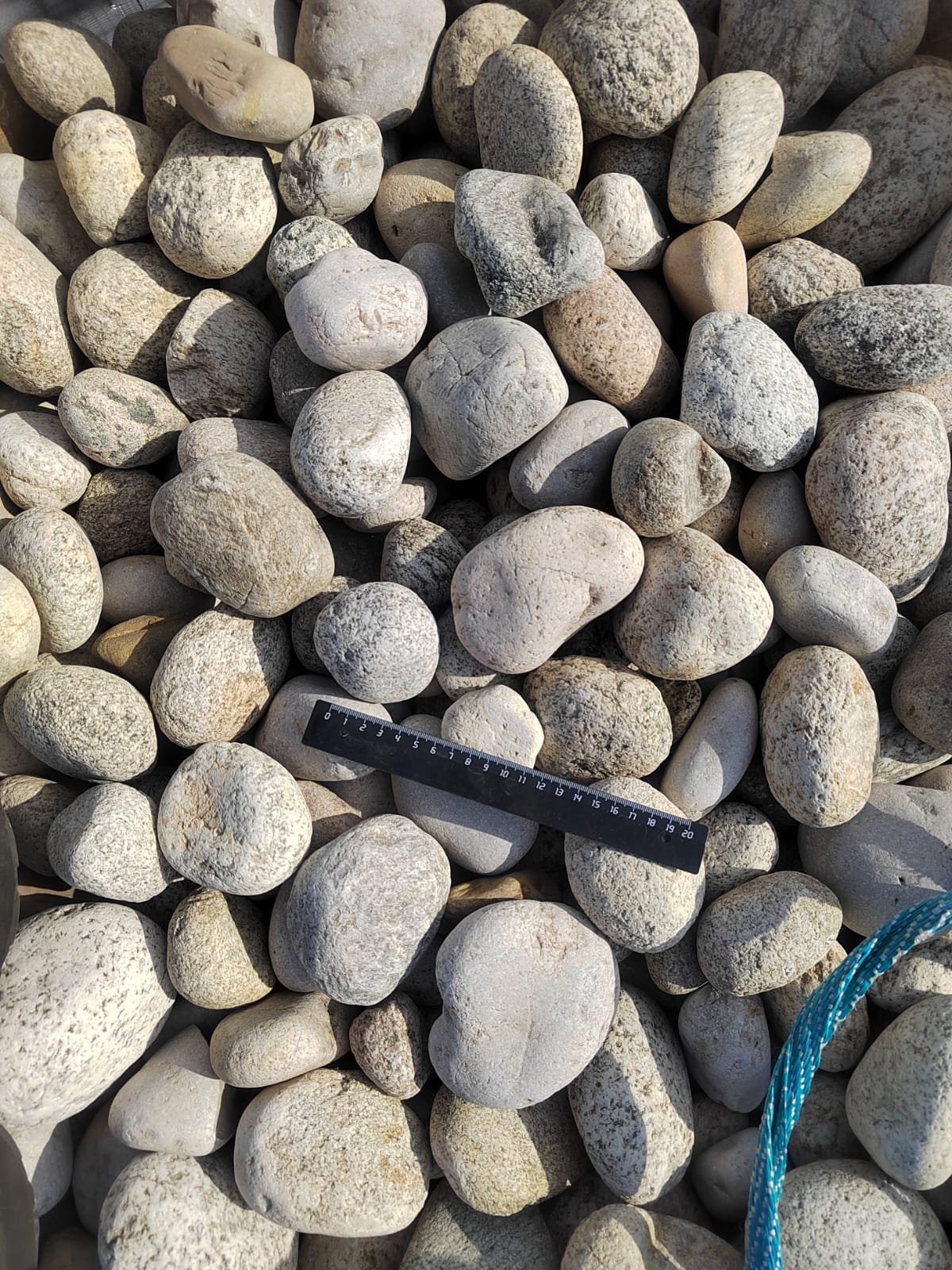  Галька речная окат (серо-белая) фр. 70-120 мм купить   в Воронеже галька галечник бело-серая, серо-белая, серая, белая речная природная галька  5500 руб/т   фото 