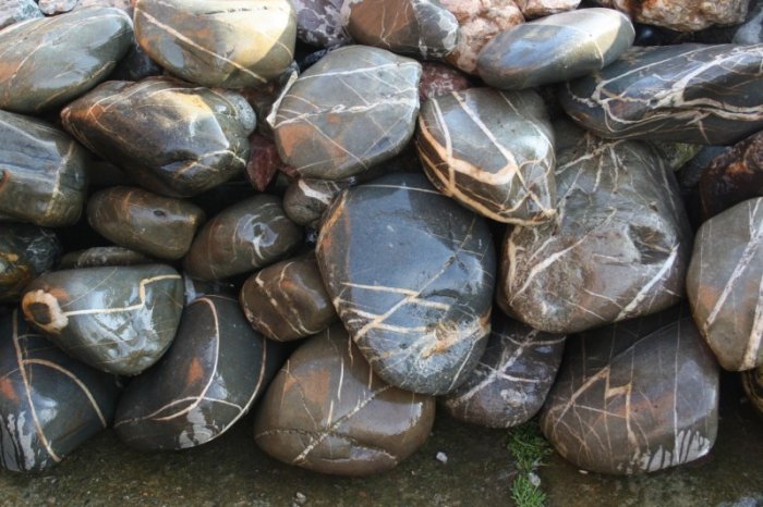 Валунчик Паутинник фр.100-300 мм  купить в Воронеже крупный природный камень галечник темно-серый с прожилками белый черный речной валунчик 5000 руб/т   фото 