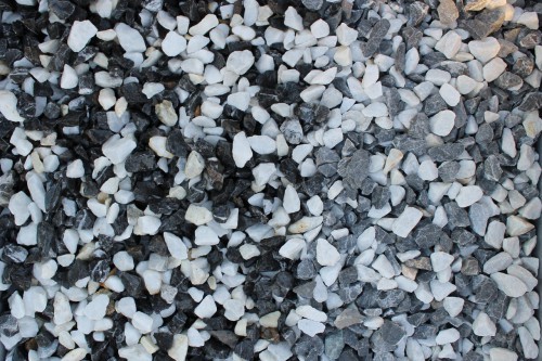  Мраморная крошка (щебень крошка микс : черный-белый) фр. 10-20 мм.  купить  в Воронеже мрамор белый, черный каменная декоративная крошка ландшафтная 9500 руб/т   фото 
