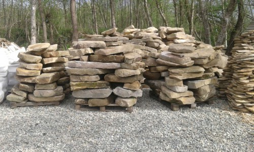 Песчаник плиты - плахи - пошаговые дорожки (фр. 70-150 мм)  купить  в Воронеже песчаник серый бежевый желтый зеленый колотый песчаник строительный 6500 руб/т   фото 