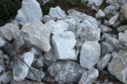  Мраморизированный известняк фр. 100-500 мм.  купить в Воронеже известняк серый белый темно-серый сероватый валун природного образования окатанный 7 500 руб/т   фото 