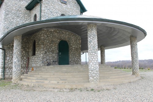 Kamenclub.ru: Галька речная плоская (бело-серая) фр. 100-200-300 мм. купить   в  Воронежегалька речная плоская серый, белый, бело-серый, серо-белый речная галька плоская  6000 руб/т   фото КАМЕНЬ КЛУБ