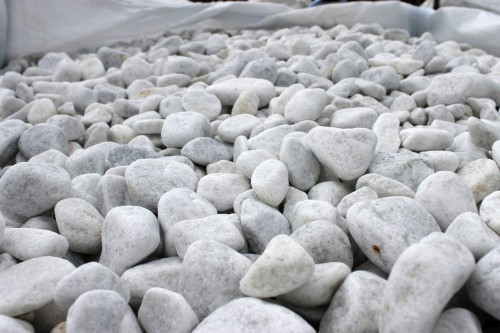  Галька белая мраморная (щебень галтованный белый), фр.20-40 мм.  купить  в Воронеже мрамор белый бежевый молочный мраморный щебень декоративный 14500 руб/т   фото 