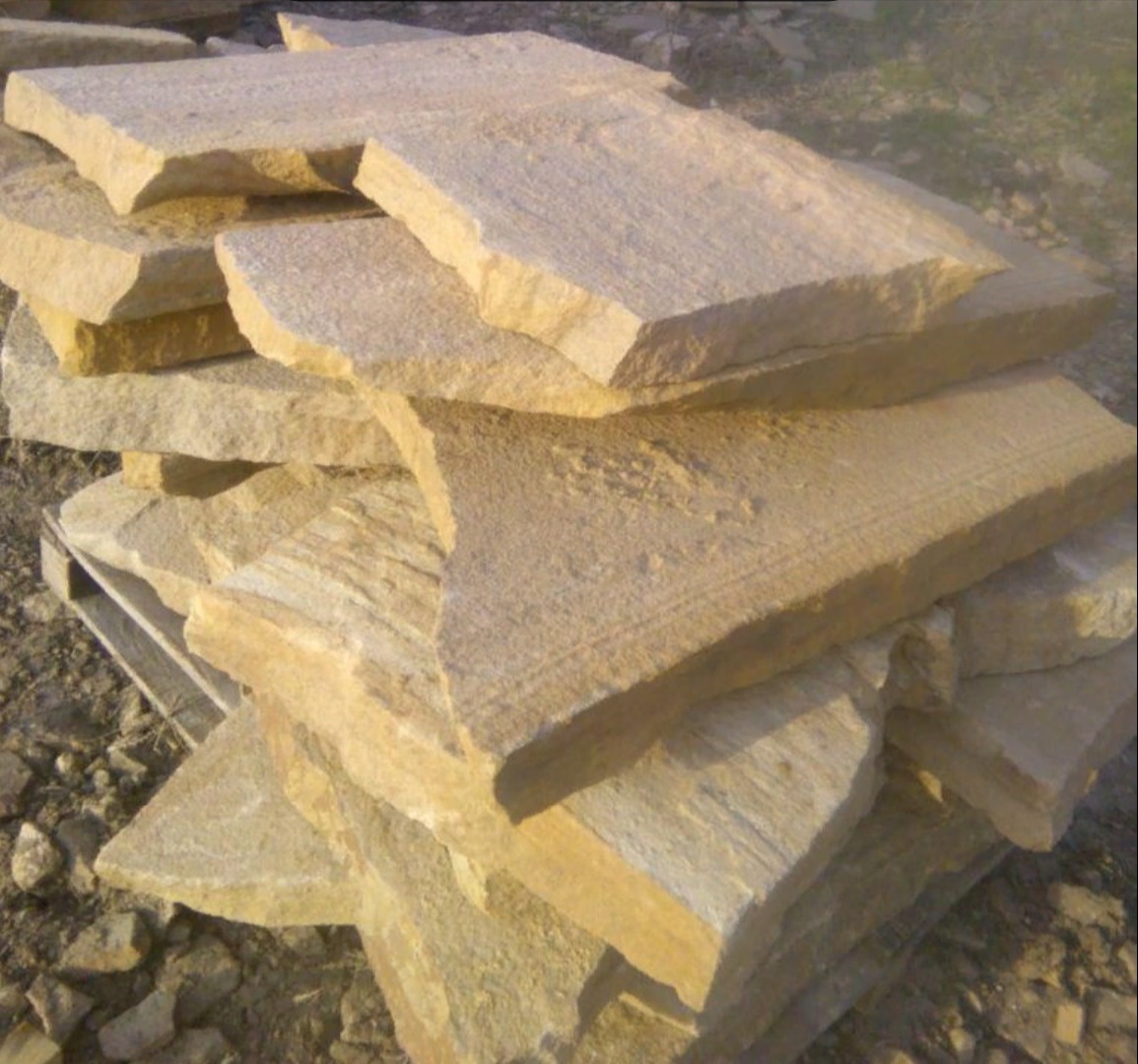 Форматный камень (плаха) пошаговая дорожка от 70-150 см (4 -12 см)  купить  в Воронеже плитняк  форматный плаха желтый песчаник 9 000 руб/т   фото 
