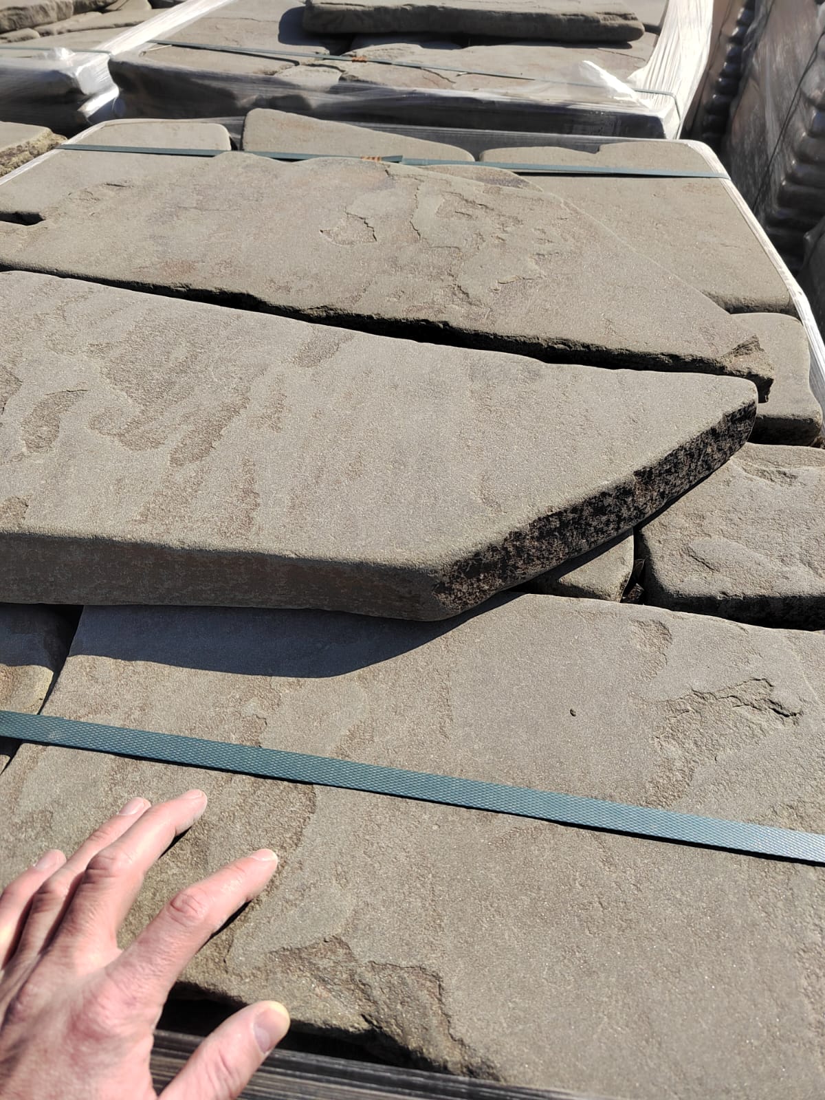 Песчаник галтованный для облицовки (фр. 2-5 см)  купить  в Воронеже песчник рыжий желтый серый песчаник окатанный речной 6 000 руб/т   фото 