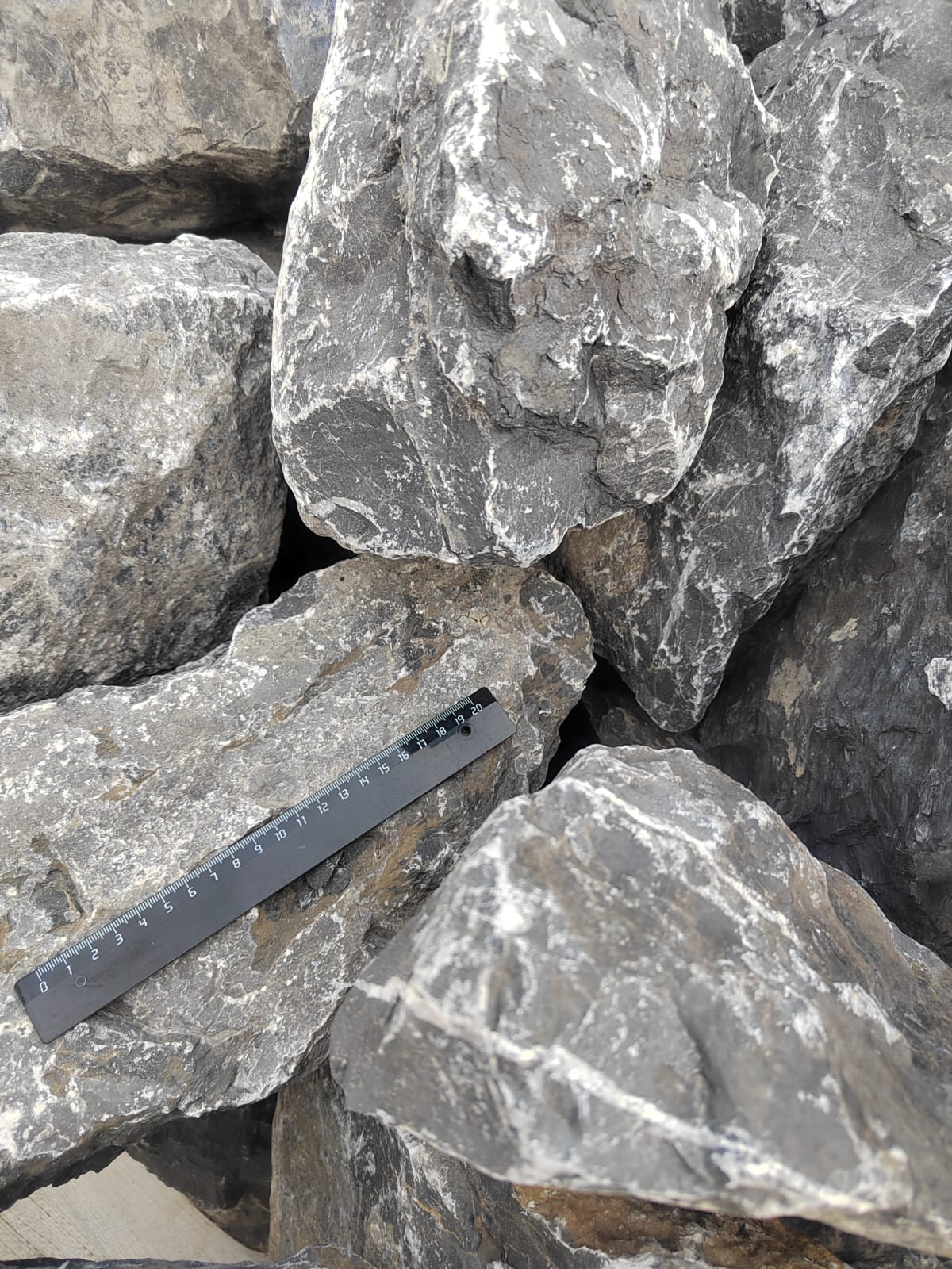  Черный мрамор скальник фр. 100-500 мм.  купить в Воронеже мрамор черный белый серый крупный колотый валун ландшафтный 9000 руб/т   фото 