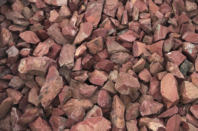  Щебень крошка красный (ЯШМА) фр. 20-40 мм.  купить  в Воронеже яшма красный, бордовый декоративный ландшафтный щебень 6 600 руб/т   фото 