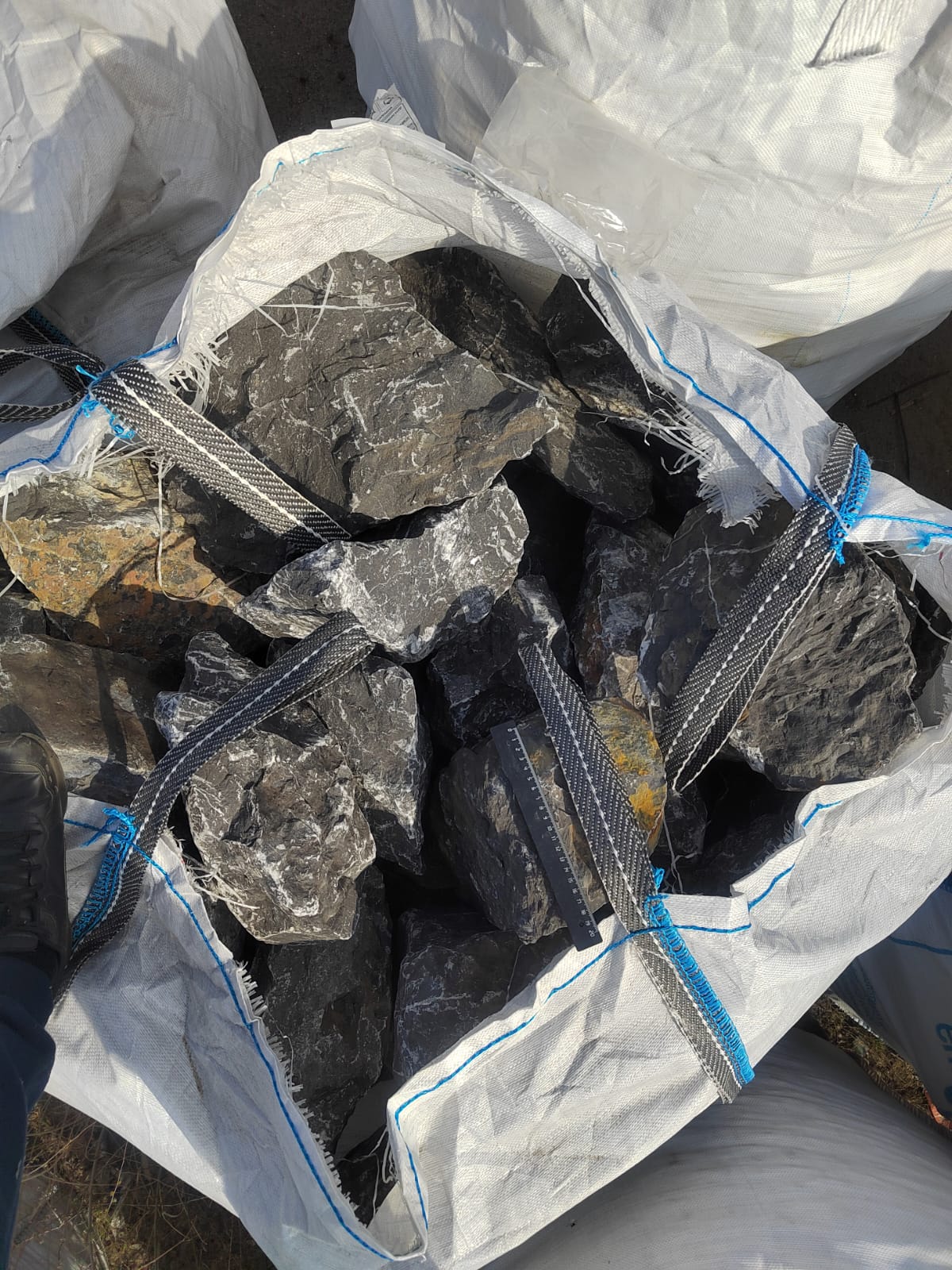  Черный мрамор скальник фр. 100-500 мм.  купить в Воронеже мрамор черный белый серый крупный колотый валун ландшафтный 9000 руб/т   фото 