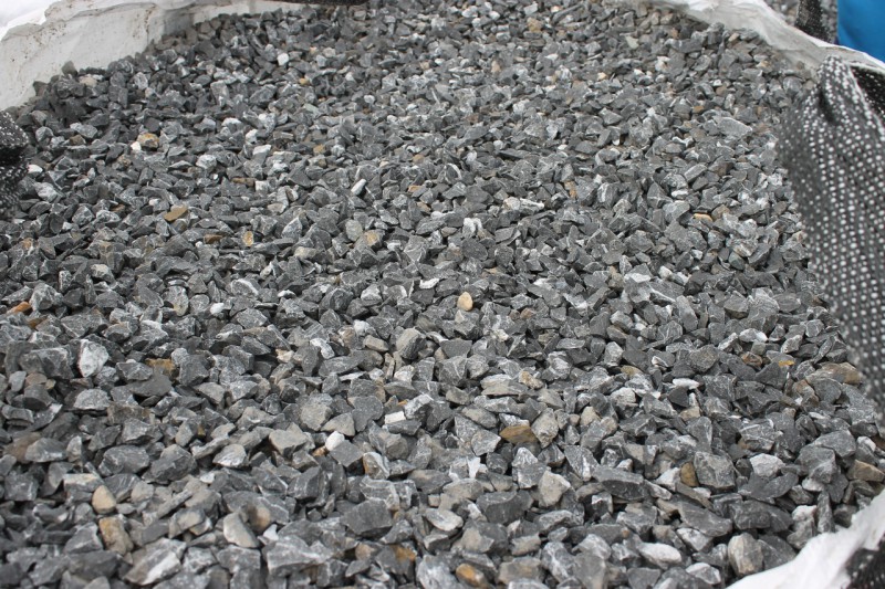  Щебень крошка черный (мрамор) фр. 20-40 мм.  купить  в Воронеже мрамор черный с белыми прожилками мраморная каменная крошка 9000 руб/т   фото 