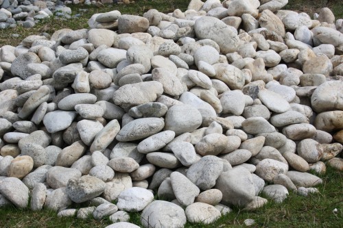  Бело-серый валунчик фр.100-300 мм.  купить в Воронеже крупный камень для ландшафта серый, белый бело-серый валун крупная галька 4500 руб/т   фото 