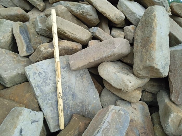  Песчаник для мощения дорожек, площадок, парковок ( фр 5-10 см)  купить  в Воронеже песчаник  серый желтый коричневый рыжий песчаник оголтованный окатанный 6500 руб/т   фото 