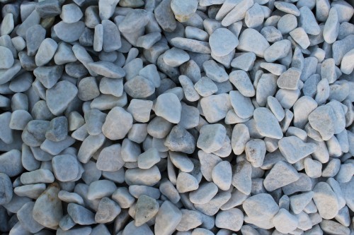  Галька белая мраморная (щебень галтованный белый), фр.20-40 мм.  купить  в Воронеже мрамор белый бежевый молочный мраморный щебень декоративный 14500 руб/т   фото 