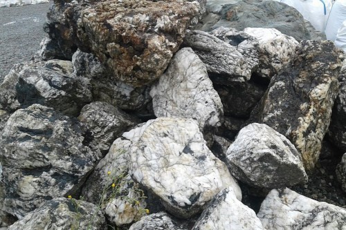  Черный гранит - кварцит фр. 100-500 мм.  купить в Воронеже мрамор гранит черный с белыми прожилками, серый, белый валун скальный колотый 7000 руб/т   фото 