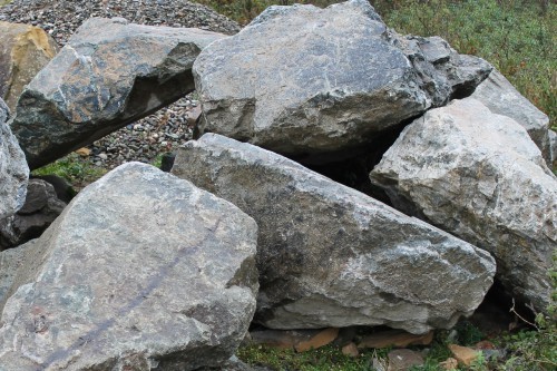  Змеевик скальник фр. 500-1500 мм.  купить в Воронеже змеевик зеленый серый черный глыба скальная колотая 7500 руб/т   фото 