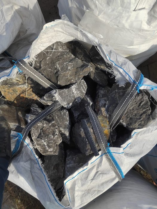 Черный мрамор скальник фр. 100-500 мм.  купить в Воронеже мрамор черный белый серый крупный колотый валун ландшафтный 9000 руб/т   фото 