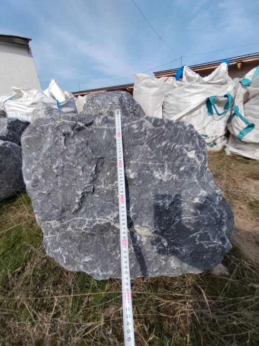 Черный мрамор скальник фр. 1000-1500 мм.  купить в Воронеже мрамор черный белый серый крупный колотый валун ландшафтный 9000 руб/т   фото 