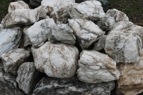 Мраморизированный известняк фр. 100-500 мм.  купить в Воронеже известняк серый белый темно-серый сероватый валун природного образования окатанный 7 500 руб/т   фото 