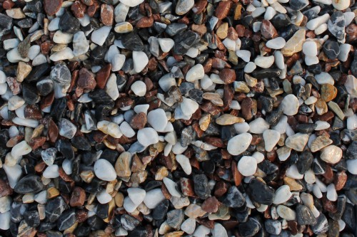 Микс мраморной гальки (щебень галтованный микс:белый-черный-розовый-медовый) фр.10-20 мм.  купить  в Воронеже мрамор белый, медовый, черный, розовый мраморный декоративный ландшафтный окатанный округлый галтованный щебень 14500 руб/т   фото 