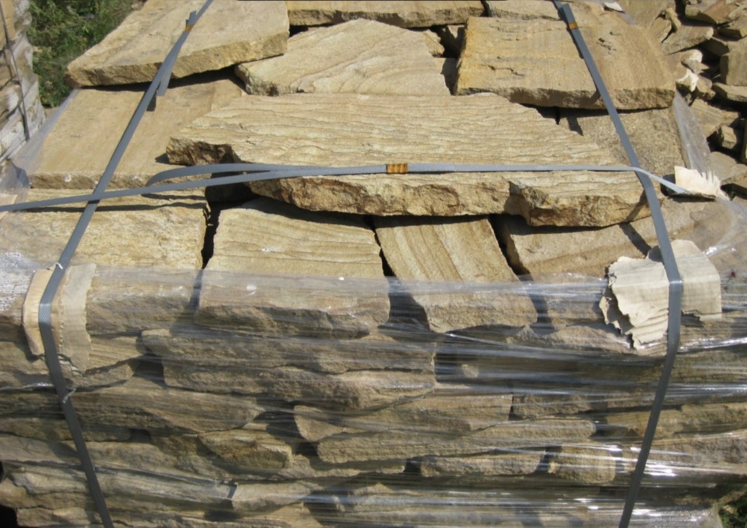 Песчаник пластушка желтый с рисунком (3 см)  купить  в Воронеже песчаник желтый с рисунком, рыжий, желтый песчаник пластушка ландшафтная рваная 8 500 руб/м3   фото 