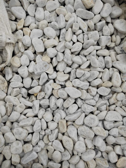 Белая галька мраморная (щебень галтованный белый) фр.40-70 мм.  купить  в Воронеже мрамор белый молочный айвори окатанный округлый природный камень 15000 руб/т   фото 