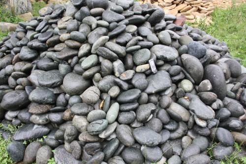  Темно-серый валунчик фр.100-300 мм.  купить в Воронеже крупный природный камень серый, темно-серый, светло-серый речная галька большого размера окатанная 4500 руб/т   фото 