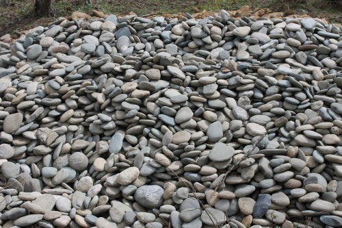 Kamenclub.ru: Галька речная плоская (ассорти) фр. 100-200-300 мм купить   в  Воронежегалька галечник природный серый, белый темно-серый синий рыжий светло-серый природная галька плоская крупная 5500 руб/т   фото КАМЕНЬ КЛУБ