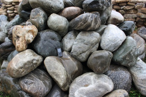  Речной валун Кабанчик фр.300-500 мм.  купить в Воронеже крупный природный камень галька серый, темно-серый речной валун галечник масштабный 7000 руб/т   фото 