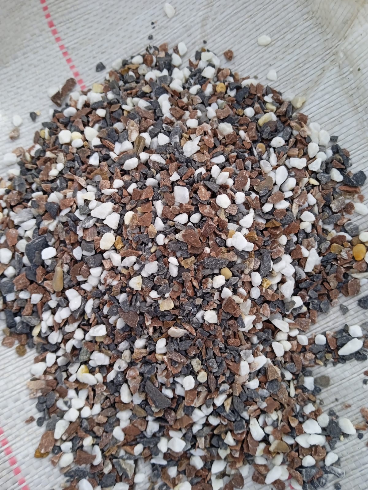  Мраморная галька (щебень галтованный микс:белый-черный-розовый-медовый) фр.5-10 мм.  купить  в Воронеже мрамор белый, медовый, черный, розовый мраморный галтованный щебень декоративный ландшафтный 14500 руб/т   фото 