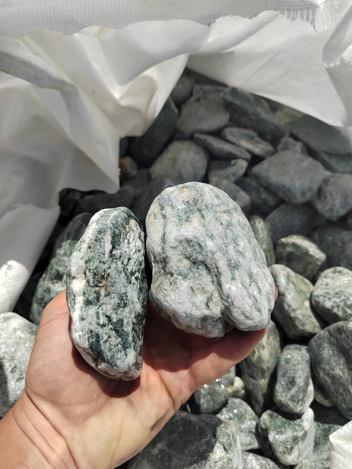 фото Галтованный жадеит (фр. 70-100 мм)  купить в Воронеже в интернет-портале 