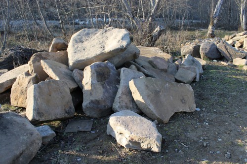 Песчаник плиты - плахи - пошаговые дорожки (фр. 70-150 мм)  купить  в Воронеже песчаник серый бежевый желтый зеленый колотый песчаник строительный 6500 руб/т   фото 