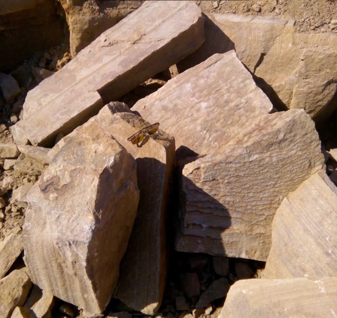 Песчаник пластушка желтый с рисунком (7-15 см)  купить  в Воронеже плитняк - пластушка - бут желтый песчаник 8 000 руб/м3   фото 