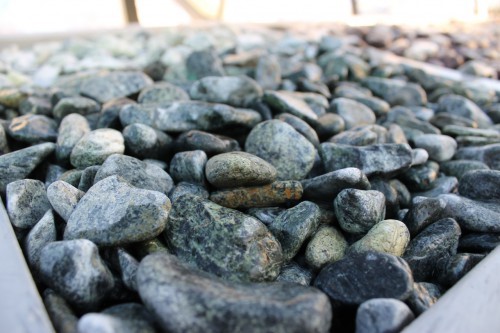  Зеленая галька (щебень галтованный зеленый змеевик) фр. 20-40 мм.  купить  в Воронеже мрамор зеленый, салатовый оголтованный щебень мраморный 12 500 руб/т   фото 