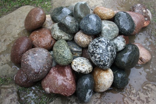  Галька окат (цветная картошка) фр. 50-100 мм. купить   в Воронеже галька природная окатанная серый белый цветной синий темно-серый коричневый округлый галечник окатанный 4500 руб/т   фото 