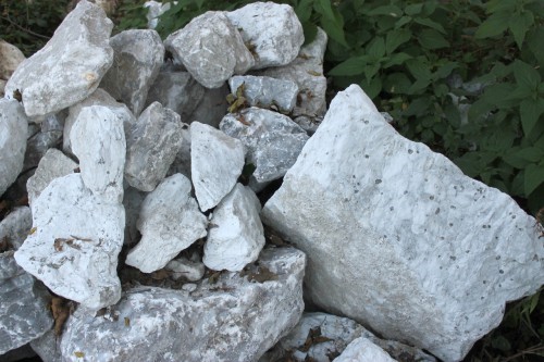  Мраморизированный известняк фр. 100-500 мм.  купить в Воронеже известняк серый белый темно-серый сероватый валун природного образования окатанный 7 500 руб/т   фото 