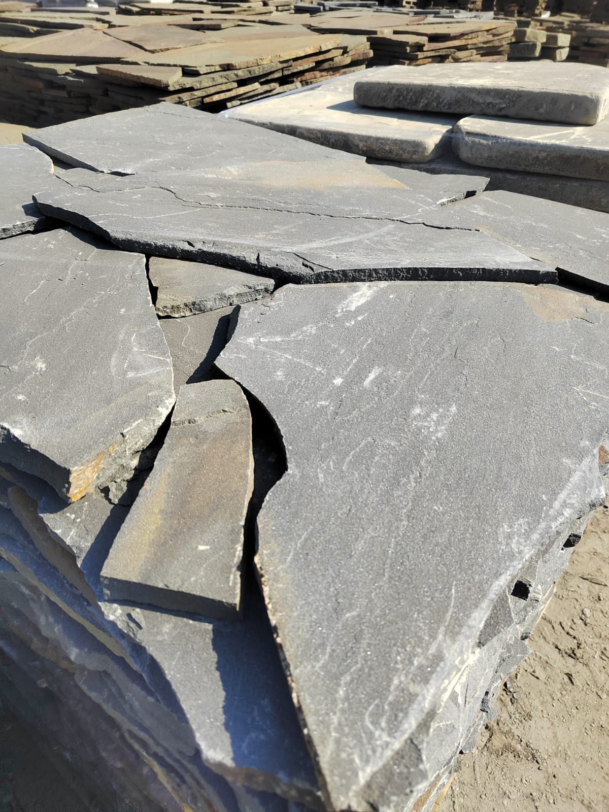 Песчаник пластушка светло-серый (3,0 см)  купить  в Воронеже песчаник светло-серый, серый песчаник рваный ландшафтный колотый 7 500 руб/м3   фото 