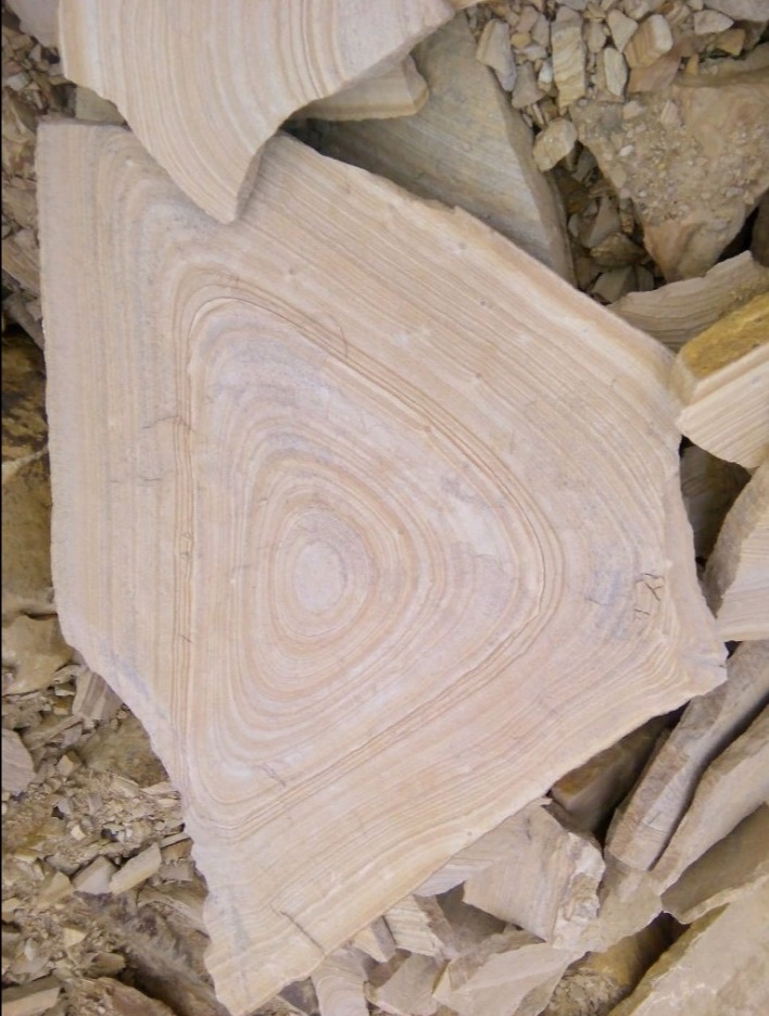 Форматный камень (плаха) пошаговая дорожка от 70-150 см (4 -12 см)  купить  в Воронеже плитняк  форматный плаха желтый песчаник 9 000 руб/т   фото 