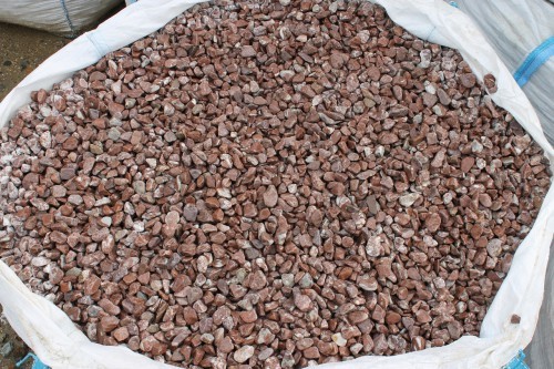  Розовая мраморная галька (щебень галтованный розовый) фр.10-20 мм.  купить  в Воронеже мрамор розовый, красный ландшафтный декоративный окатанный округлый щебень 13500 руб/т   фото 